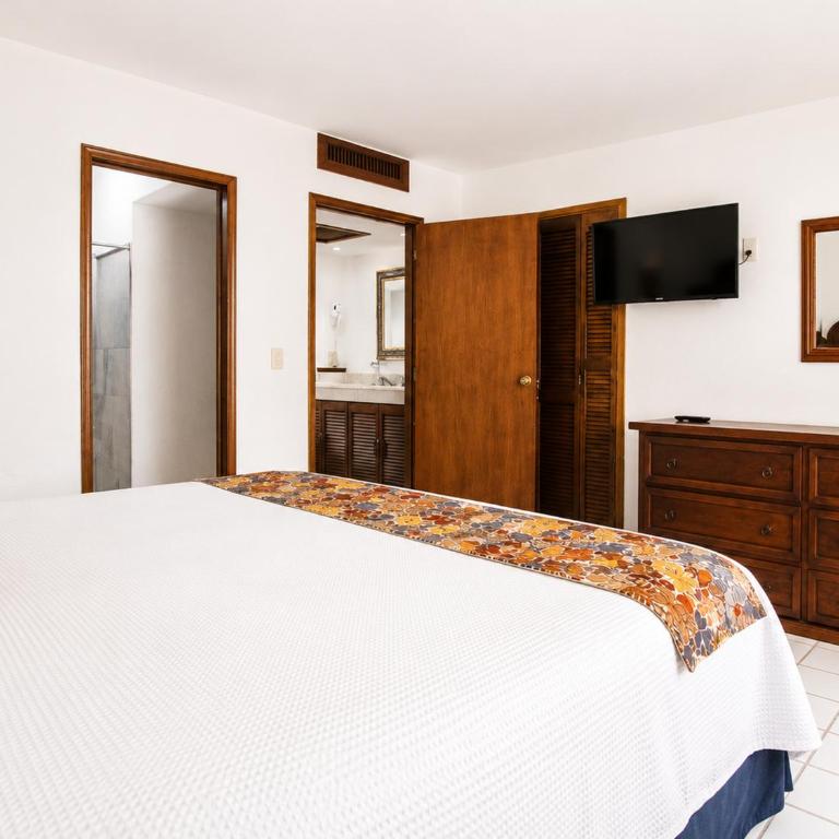 Los Arcos Suites - Habitación con cama extragrande y balcón - 6