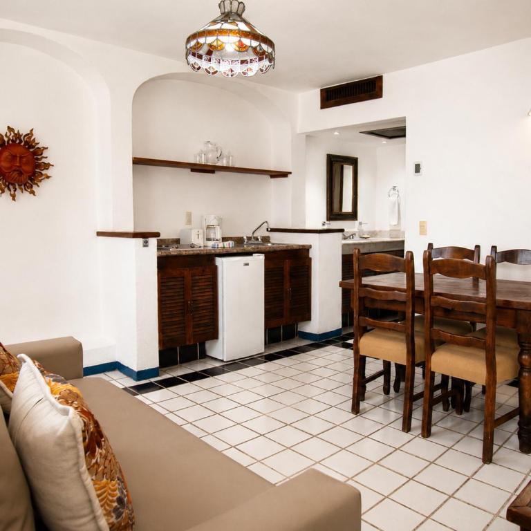 Los Arcos Suites - Habitación con cama extragrande y balcón - 4