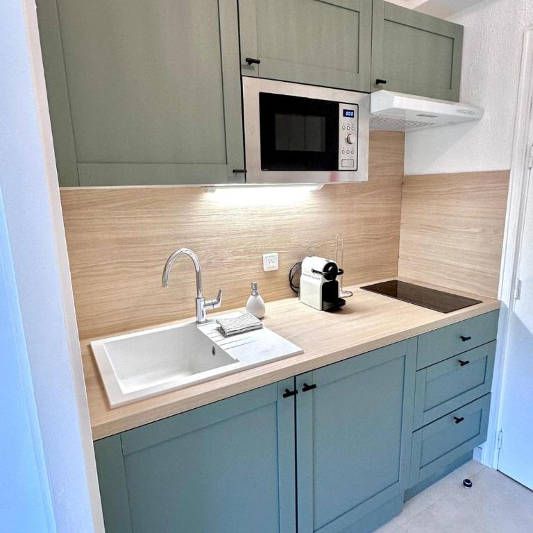 Nice studio with sleeping area, pool, parking, air conditioning - Appartement 1 Chambre - 10