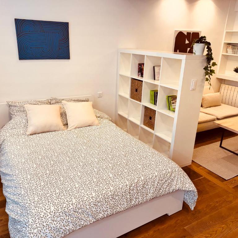 Spacious Studio - Central Paris - One-Bedroom Apartment - 1