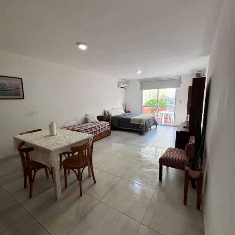 AMPLIO Y LUMINOSO DEPARTAMENTO CON COCHERA - Apartamento de 1 dormitorio - 1