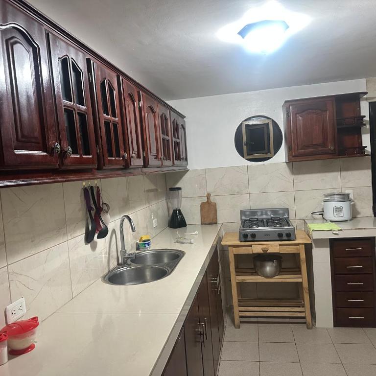 Alojamiento con parqueadero agua caliente y cocina completa - Apartamento de 3 dormitorios - 9