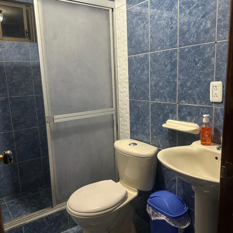 Alojamiento con parqueadero agua caliente y cocina completa - Apartamento de 3 dormitorios - 10