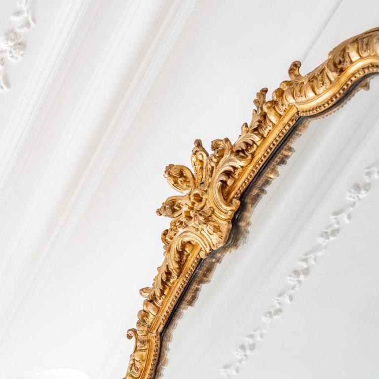 Prestige et Elégance aux Champs Elysees 80m2 - Two-Bedroom Deluxe Apartment - 10