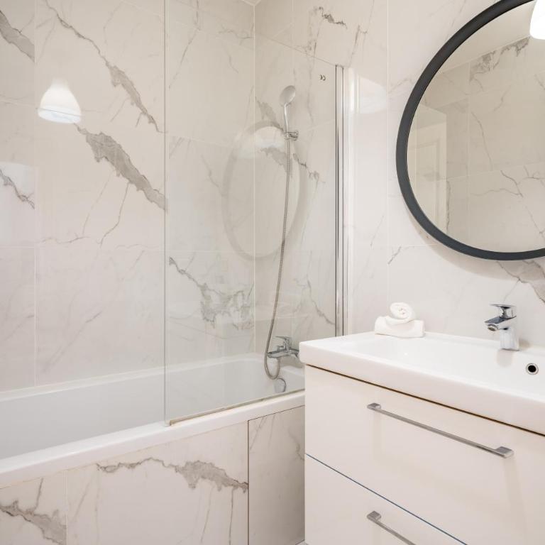 Prestige et Elégance aux Champs Elysees 80m2 - Two-Bedroom Deluxe Apartment - 4