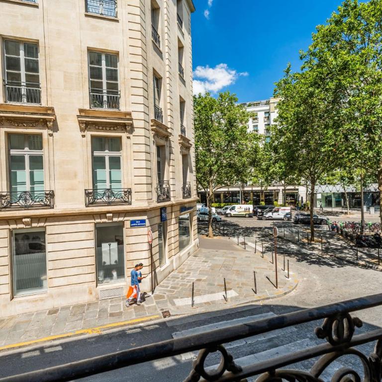 Prestige et Elégance aux Champs Elysees 80m2 - Two-Bedroom Deluxe Apartment - 3