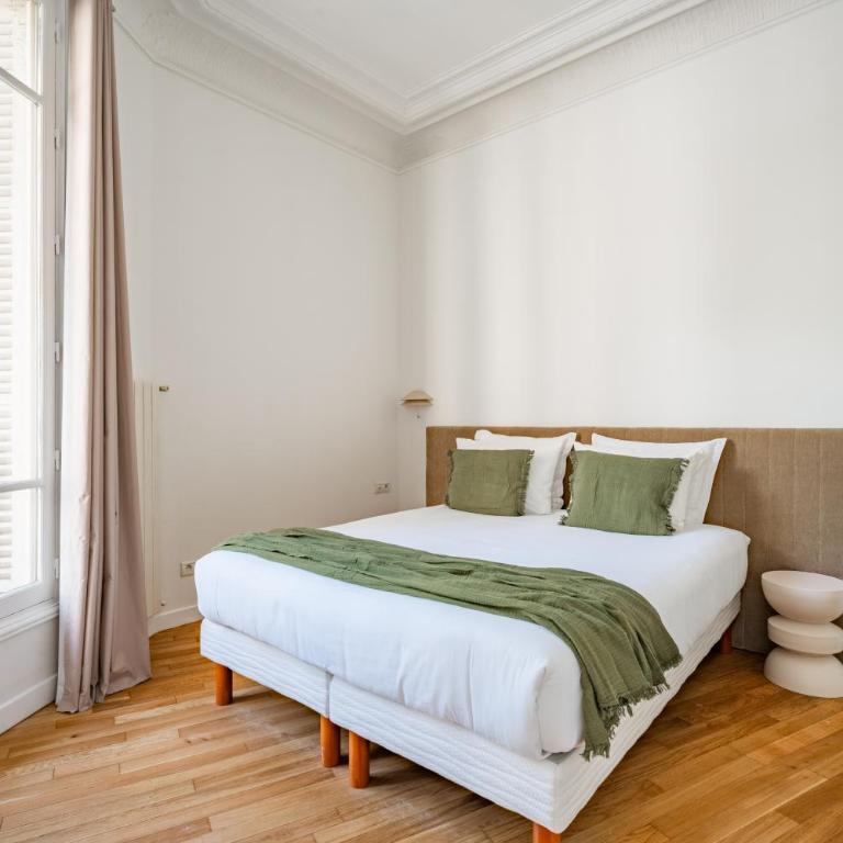 Prestige et Elégance aux Champs Elysees 80m2 - Two-Bedroom Deluxe Apartment - 17