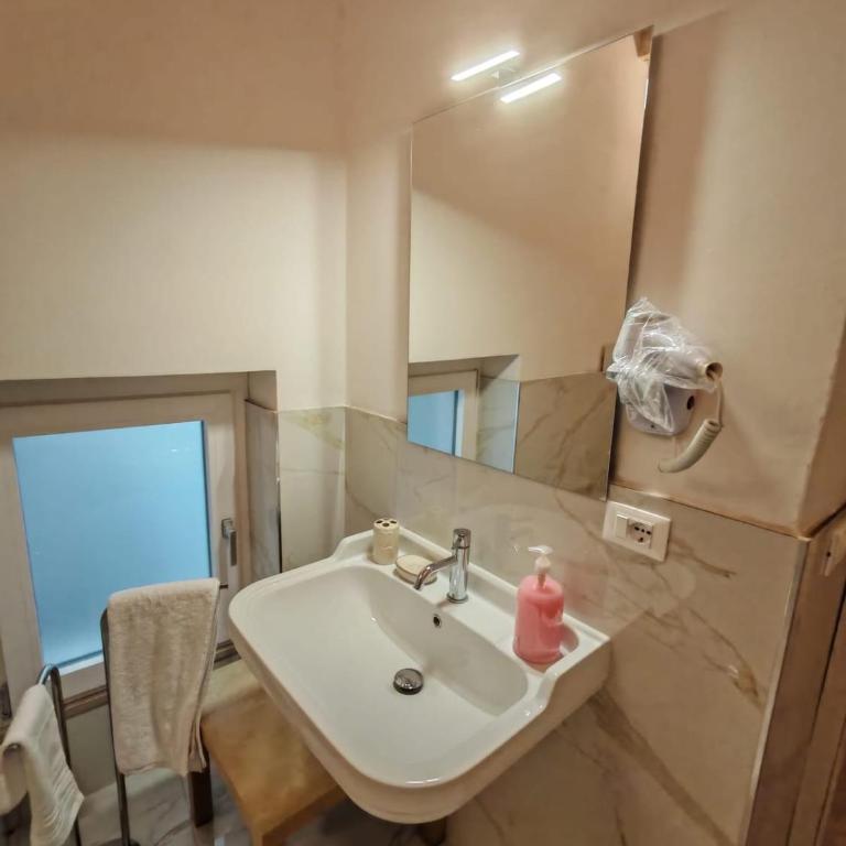 Paisiello's rooms double with bathroom - One-Bedroom Apartment - 16