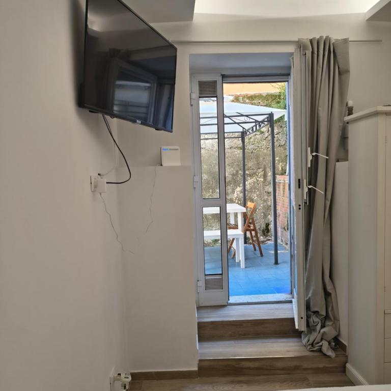 The Little Terrace Flat - One-Bedroom Apartment - 3
