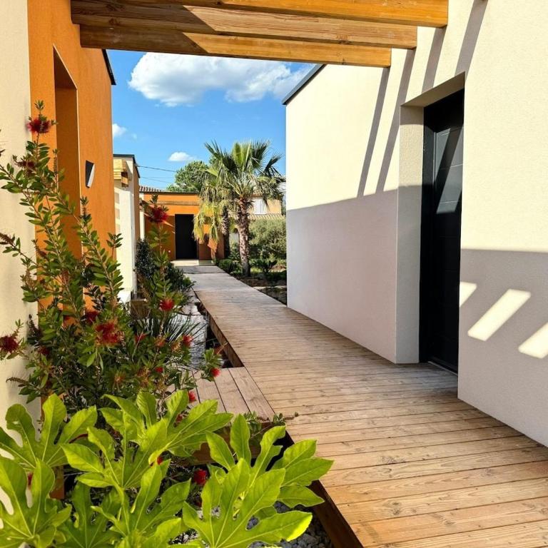 Lodge Luberon - Jacuzzi privatif illimité - À 15 min à pied centre de L'Isle-sur-la-Sorgue - 2 vélos à disposition - Clim, Parking privé, WiFi, linge et ménage inclus - Maison 1 Chambre - 7