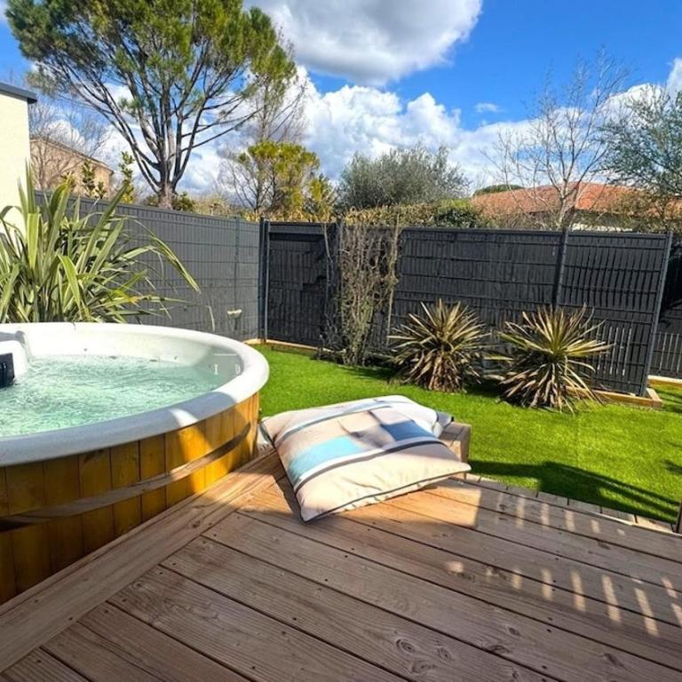 Lodge Luberon - Jacuzzi privatif illimité - À 15 min à pied centre de L'Isle-sur-la-Sorgue - 2 vélos à disposition - Clim, Parking privé, WiFi, linge et ménage inclus - Maison 1 Chambre - 8