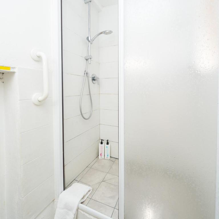 NICHOLISA Apartment - Wifi kitchen and AC - Two-Bedroom Apartment with City View - 25