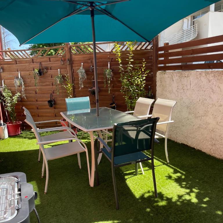 PYRENE HOLIDAYS - Appartement spacieux - chambres climatisées - cour privée - Three-Bedroom Apartment - 1