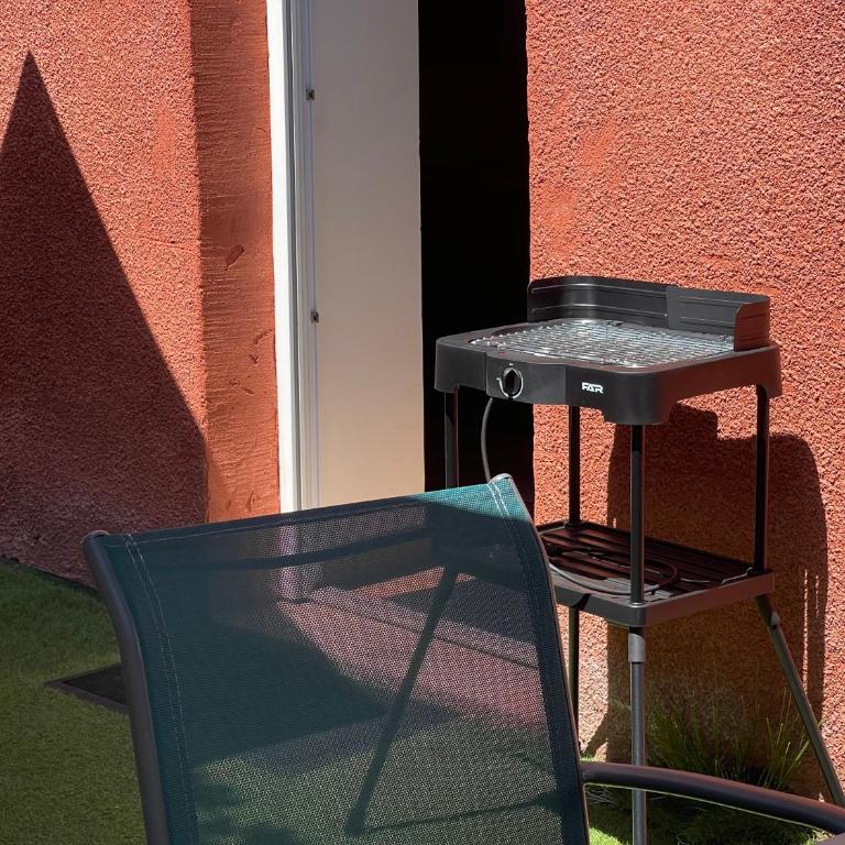 PYRENE HOLIDAYS - Appartement spacieux - chambres climatisées - cour privée - Three-Bedroom Apartment - 11