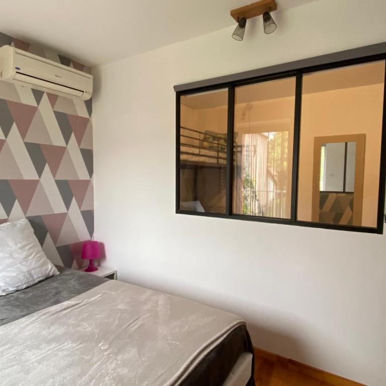 PYRENE HOLIDAYS - Appartement spacieux - chambres climatisées - cour privée - Three-Bedroom Apartment - 10