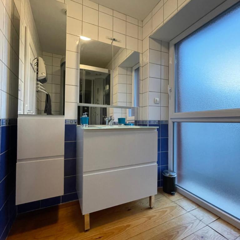 PYRENE HOLIDAYS - Appartement spacieux - chambres climatisées - cour privée - Three-Bedroom Apartment - 8