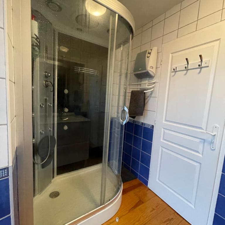 PYRENE HOLIDAYS - Appartement spacieux - chambres climatisées - cour privée - Three-Bedroom Apartment - 7