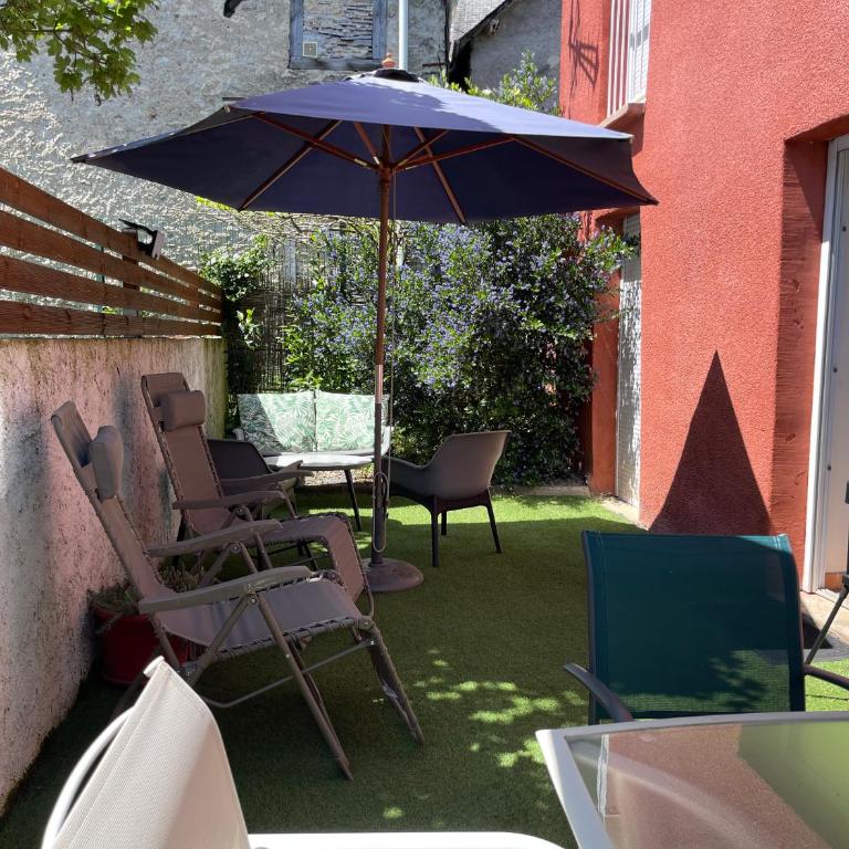 PYRENE HOLIDAYS - Appartement spacieux - chambres climatisées - cour privée - Three-Bedroom Apartment - 6