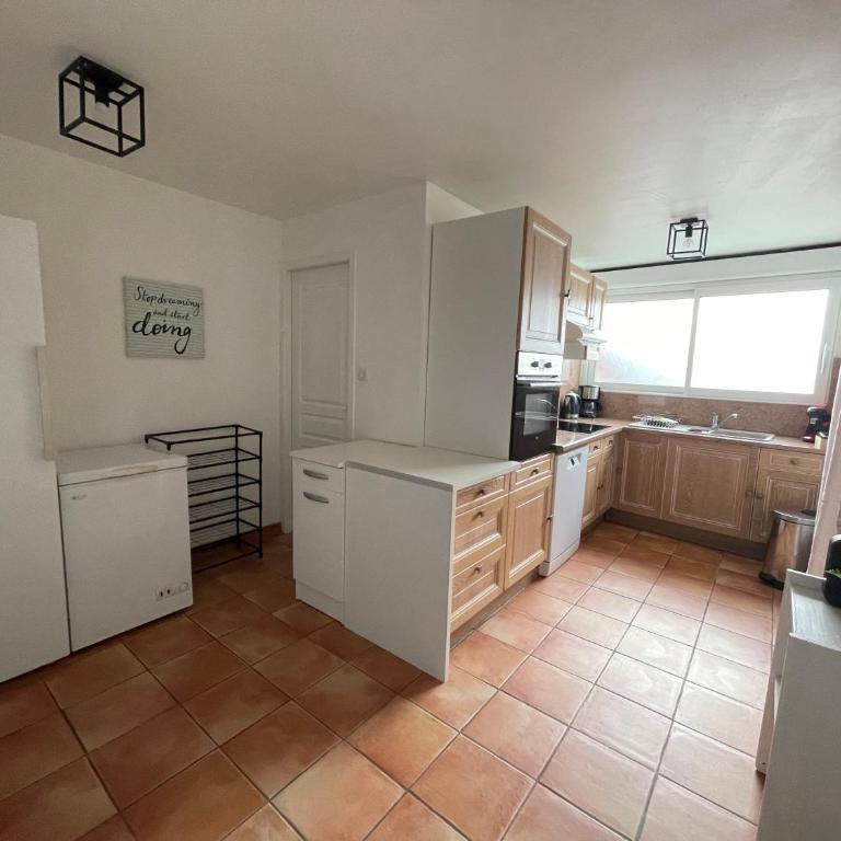 PYRENE HOLIDAYS - Appartement spacieux - chambres climatisées - cour privée - Three-Bedroom Apartment - 5