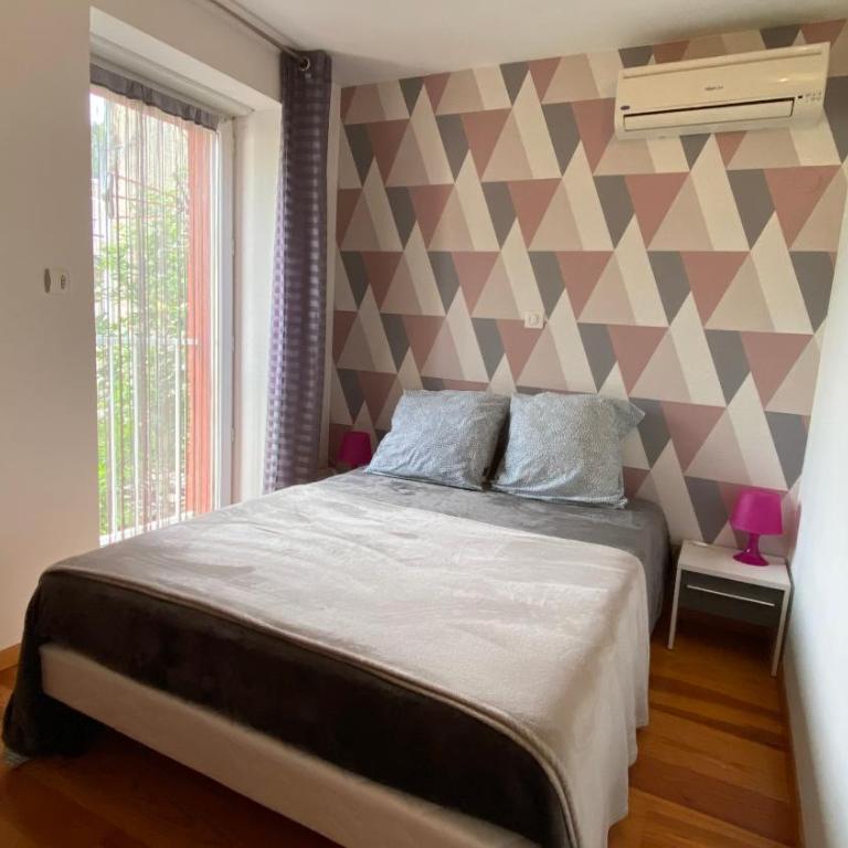 PYRENE HOLIDAYS - Appartement spacieux - chambres climatisées - cour privée - Three-Bedroom Apartment - 3