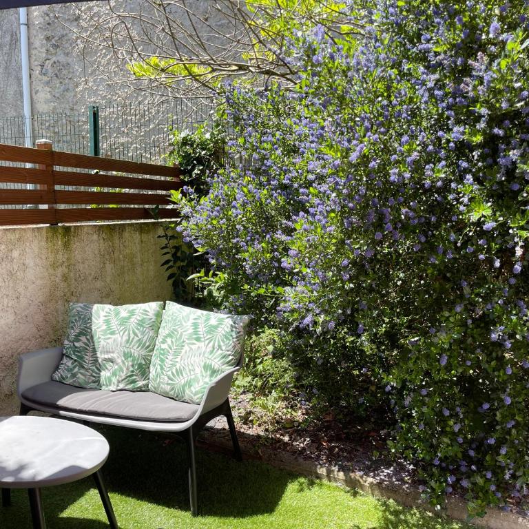 PYRENE HOLIDAYS - Appartement spacieux - chambres climatisées - cour privée - Three-Bedroom Apartment - 2