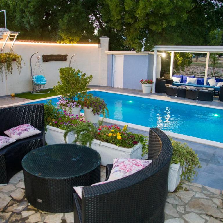 Private Riverside Villa Silvia - Villa - 9