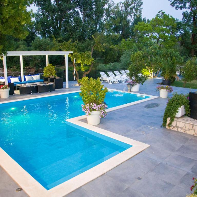 Private Riverside Villa Silvia - Villa - 32
