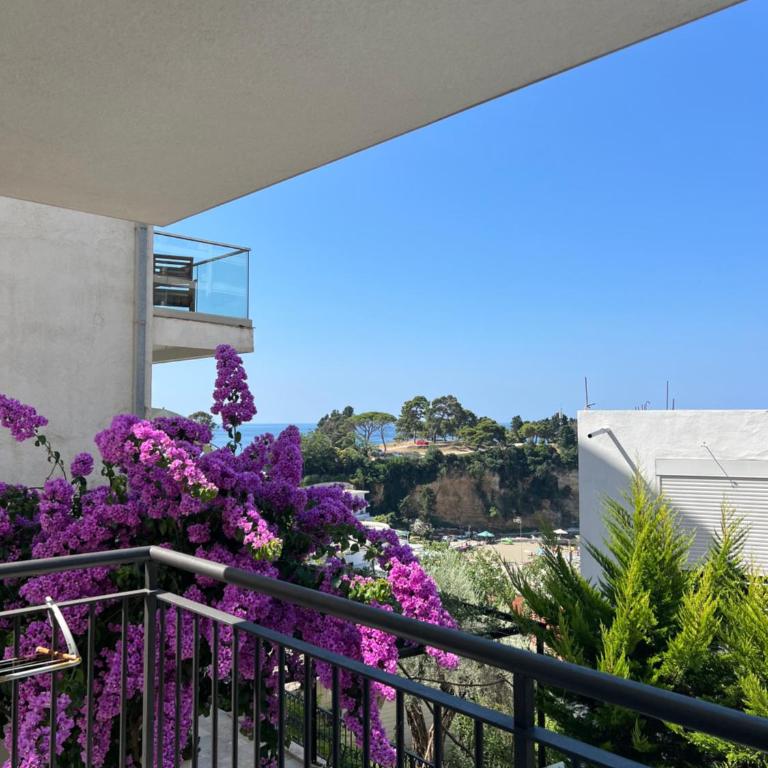 Studio Apartments near the Beach - Ulcinj, Montenegro - Apartment mit 1 Schlafzimmer, Meerblick und Balkon - 1