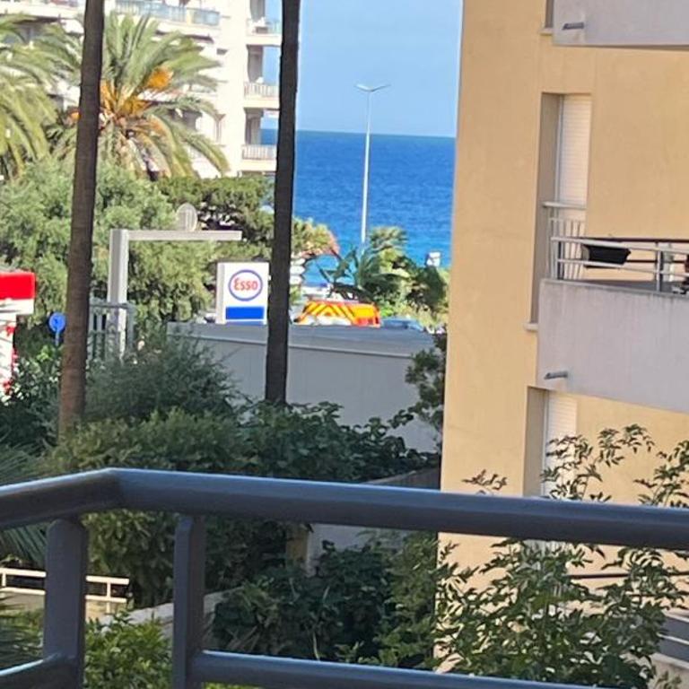 One minute to the Beach - One-Bedroom Apartment - 2