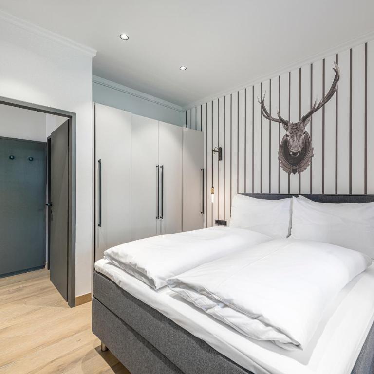 Residenz Boutique Suites - Two-Bedroom Apartment with Waterfall-View - 8