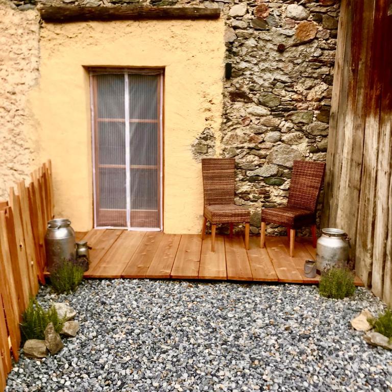 SOMMERFRISCHE TSCHENGLS Ein ganzes historisches Ferienhaus für euch in SÜDTIROL Urlaub im ruhigen Bergdorf Tschengls im Vinschgau mit Weitblick und Gartenterrasse ideal für Kleingruppen Familien mit Hund - Appartamento con 3 Camere da Letto - 9