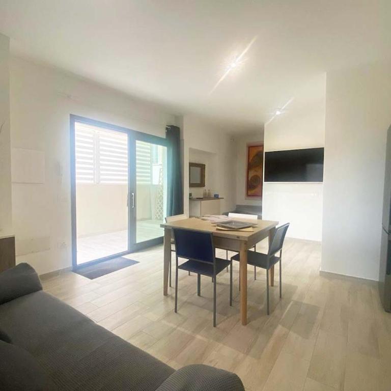 LaureLiving Holiday Home Residenza Angela - Appartamento con 2 Camere da Letto - 2