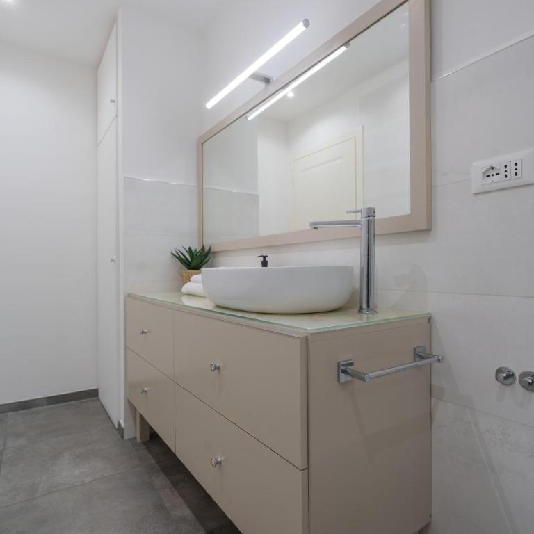 Crocera Home Genova - Appartamento con 2 Camere da Letto - 14