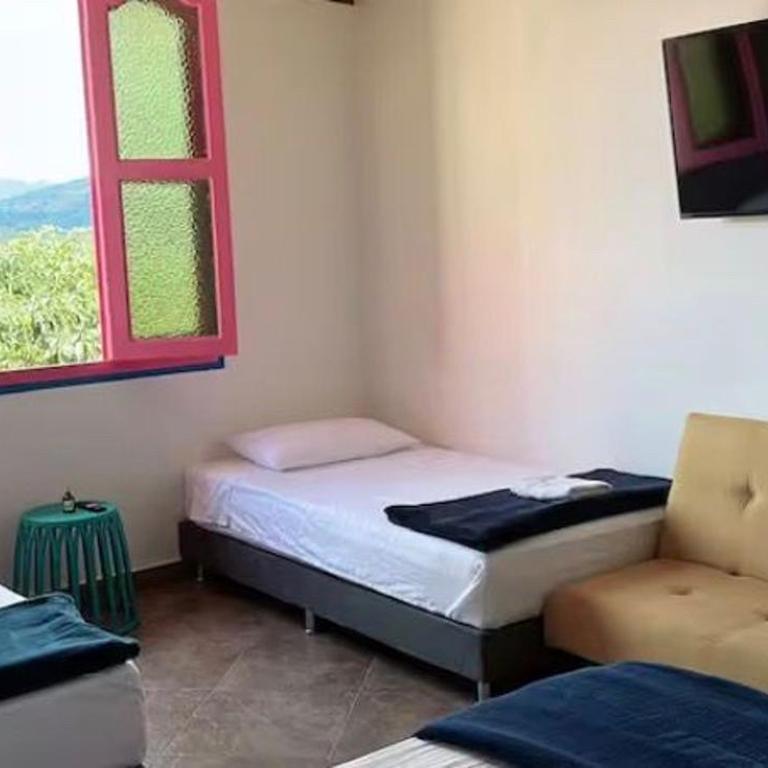 Aloja-T Hostal Jericó - Habitación Triple con baño privado - 1