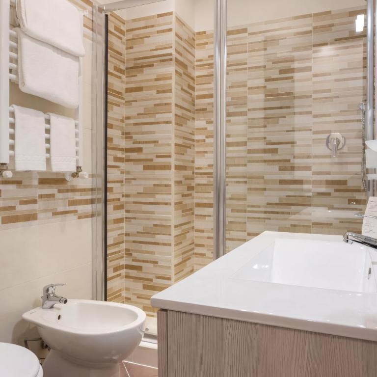B&B Sol Romae - Camera Matrimoniale/Doppia con Letti Singoli con Bagno Privato - 6