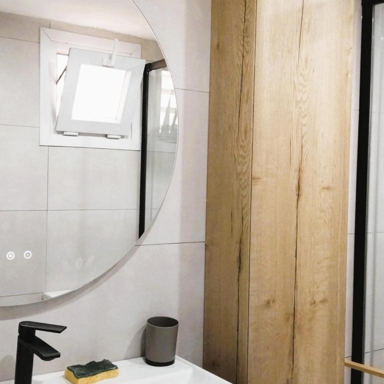 Apartamento en 1ª Línea de Playa en Roses con Terraza, Vista al Mar y Parking Comunitario - ES-258-3 - Appartamento - 24