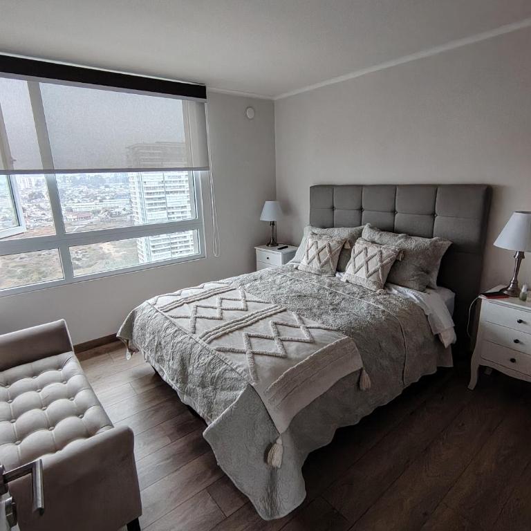 Bonito departamento piscina estacionamiento gimnasio balcón en Costa de Montemar Concón - Apartamento de 2 dormitorios con vistas parciales al océano - 1