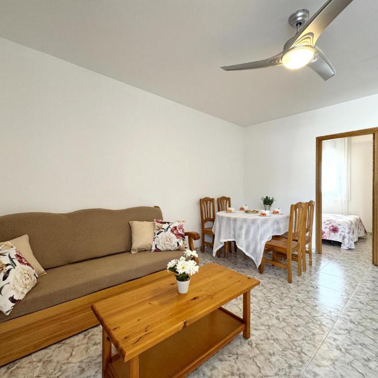 Apartamento con Piscina a 2 Minutos de la Playa en el Corazón de Riells - HISP-7-26 - Apartment - 11