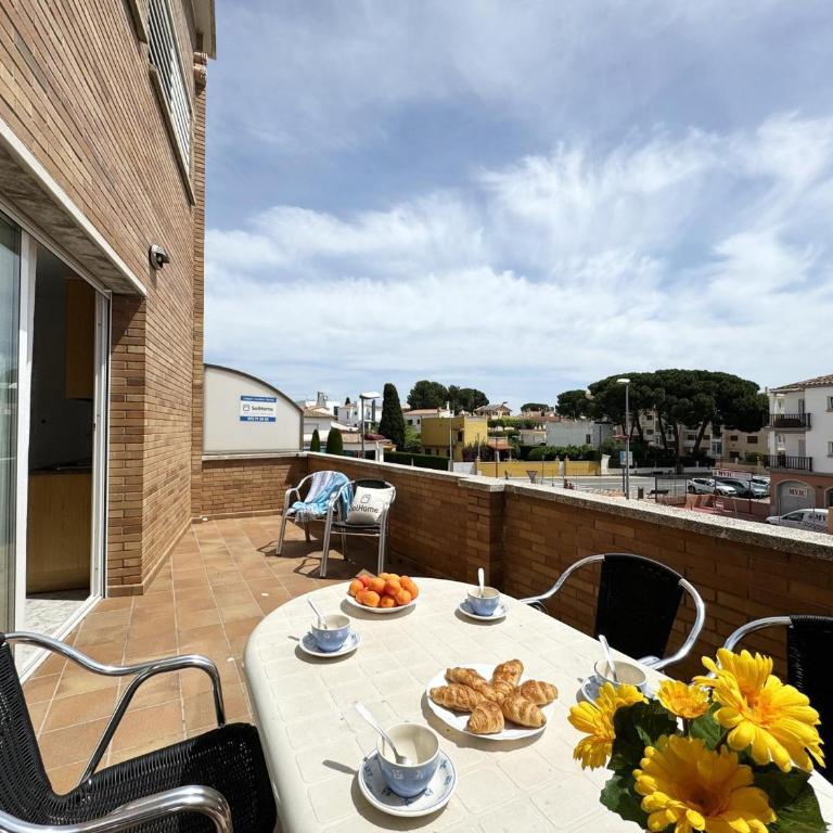 Apartamento Manel 11: Piscina y a 5 Minutos de la Playa en Torroella de Montgrí - HISP-7-22 - Apartment - 7