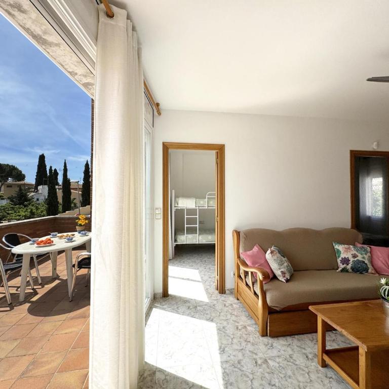 Apartamento Manel 11: Piscina y a 5 Minutos de la Playa en Torroella de Montgrí - HISP-7-22 - Apartment - 11
