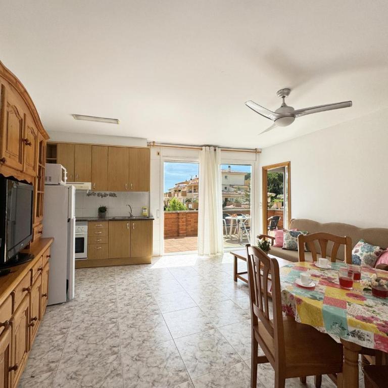 Apartamento Manel 11: Piscina y a 5 Minutos de la Playa en Torroella de Montgrí - HISP-7-22 - Apartment - 14