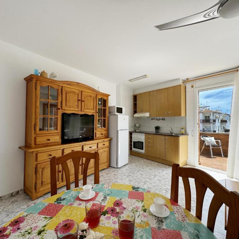 Apartamento Manel 11: Piscina y a 5 Minutos de la Playa en Torroella de Montgrí - HISP-7-22 - Apartment - 16