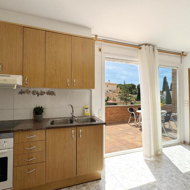 Apartamento Manel 11: Piscina y a 5 Minutos de la Playa en Torroella de Montgrí - HISP-7-22 - Apartment - 18