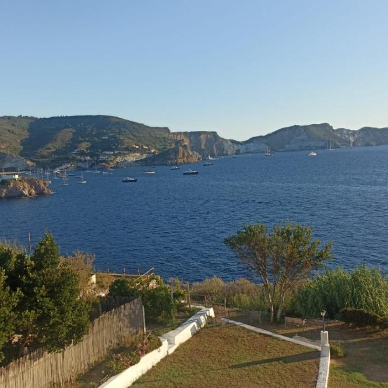 AzzurroMare Ponza Rooms Sea View by Caseaponza it - Camera Matrimoniale con Terrazza - 1