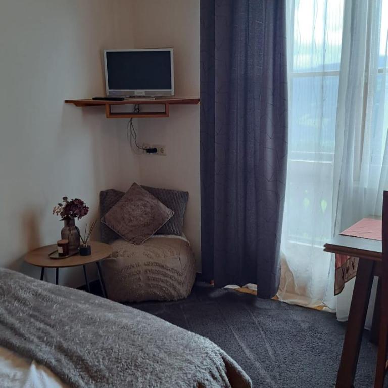 Mentebauer Traudi's Ferienhof - Dreibettzimmer mit Dusche - 1