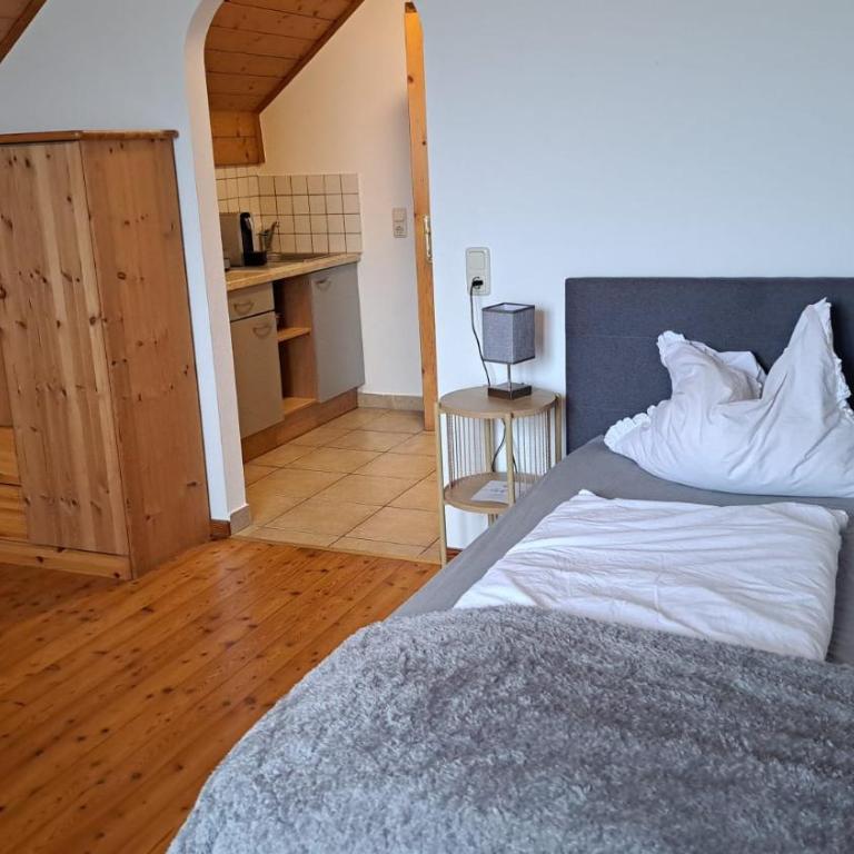 Mentebauer Traudi's Ferienhof - Dreibettzimmer mit Dusche - 7