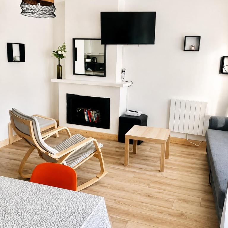 Plage à 100 m, tout à pied, linge et ménage inclus - Three-Bedroom Apartment - 4