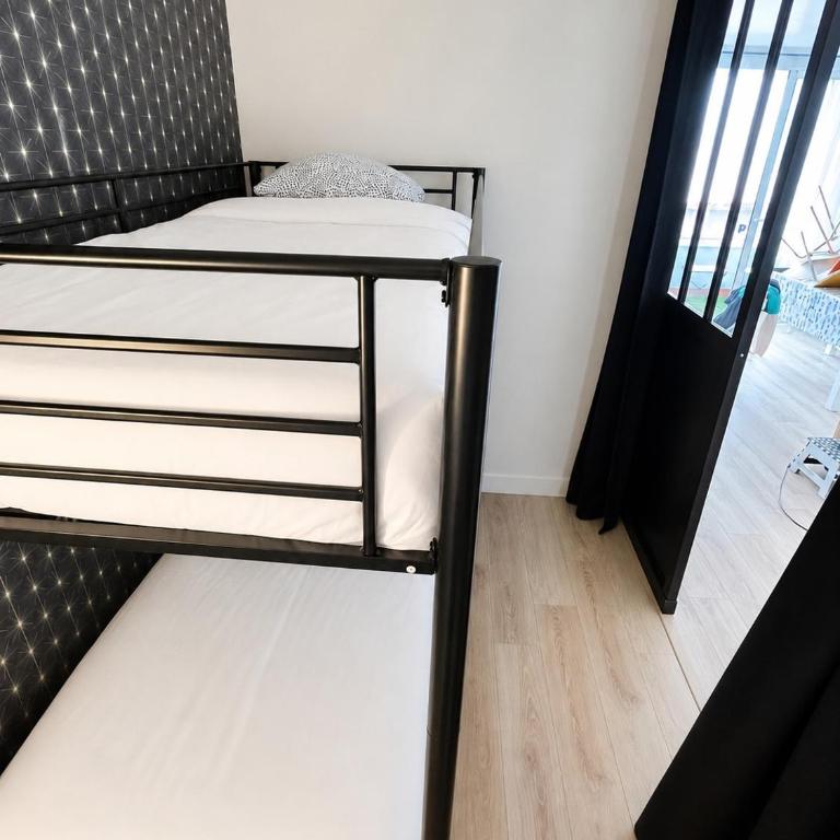 Plage à 100 m, tout à pied, linge et ménage inclus - Three-Bedroom Apartment - 5