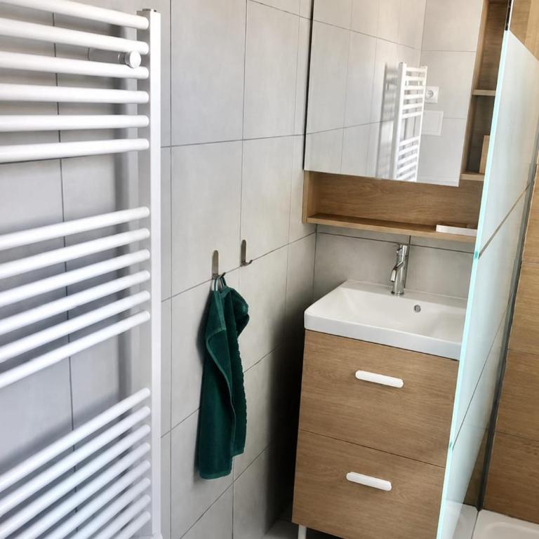 Plage à 100 m, tout à pied, linge et ménage inclus - Three-Bedroom Apartment - 6