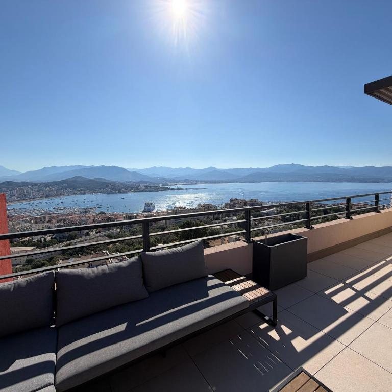 Superbe T3 avec rooftop Vue mer et montagne Ajaccio - Two-Bedroom Apartment - 4